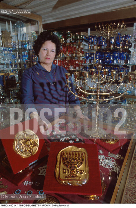 Caption: Nome:..GHETTO NOVO : ARTIGIANATO ....Localizzazione:..VENEZIA / CANNAREGIO / GHETTO VECCHIO  ..VENICE / CANNAREGIO  / GHETTO VECCHIO   ..Soggetto:..ARTE EBRAICA / ARTIGIANATO / DECORAZIONE SU VETRO  E OGGETTI EBRAICI..JEWISH ART / HANDYCRAFT  / PAINTING ON GLASS  ..Cronologia:......Autore:......Stile:......Editori Stampatori:......Committenza:......Materia e Tecnica:......Collocazione:......Note:......Riproduzione Fotografica:..Graziano Arici/Rosebud2  ....Copyright:..Graziano Arici/Rosebud2/  ....Data:..1994....Costo:..A....Key:..GHETTO NOVO ARTIGIANATO  ..HANDYCRAFT