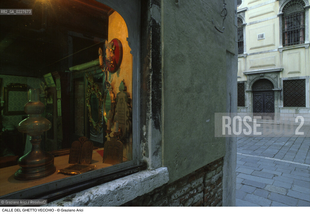 Caption: Nome:..GHETTO NOVO : ARTIGIANATO ....Localizzazione:..VENEZIA / CANNAREGIO / GHETTO VECCHIO  ..VENICE / CANNAREGIO  / GHETTO VECCHIO   ..Soggetto:..ARTE EBRAICA / ARTIGIANATO / DECORAZIONE SU VETRO  E OGGETTI EBRAICI..JEWISH ART / HANDYCRAFT  / PAINTING ON GLASS  ..Cronologia:......Autore:......Stile:......Editori Stampatori:......Committenza:......Materia e Tecnica:......Collocazione:......Note:......Riproduzione Fotografica:..Graziano Arici/Rosebud2  ....Copyright:..Graziano Arici/Rosebud2/  ....Data:..1994....Costo:..A....Key:..GHETTO NOVO ARTIGIANATO  ..HANDYCRAFT
