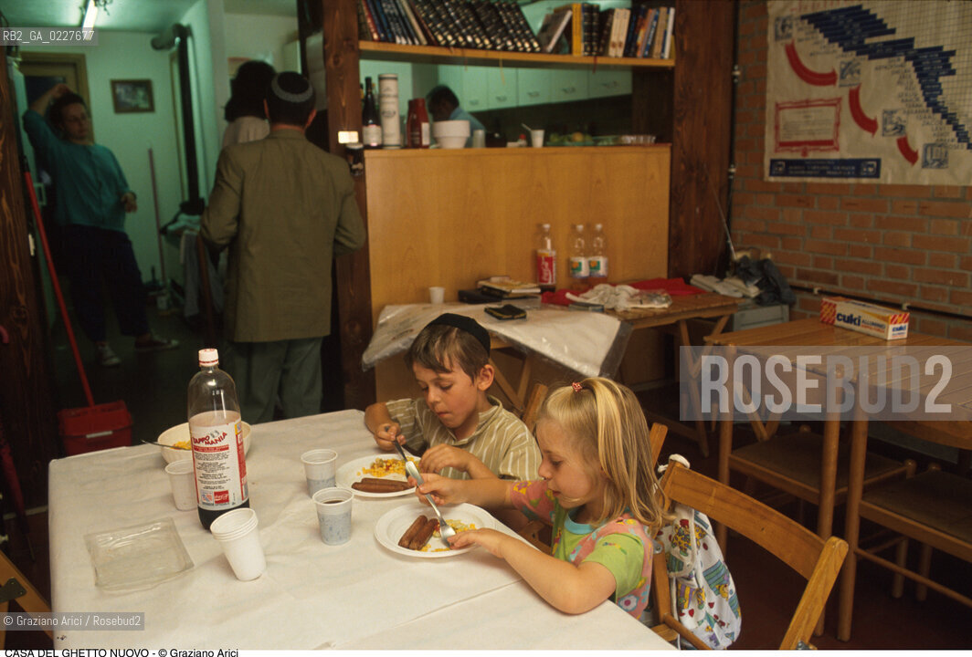 Caption: Nome:..PRODOTTI KASHER  ....Localizzazione:.. VENEZIA / CANNAREGIO / GHETTO  ..VENICE / CANNAREGIO  / GHETTO   ..Soggetto:..RITROVO CON PRODOTTI KASHER  ..KASHER PRODUCT   ..Cronologia:......Autore:......Stile:......Editori Stampatori:......Committenza:......Materia e Tecnica:......Collocazione:......Note:......Riproduzione Fotografica:..Graziano Arici/Rosebud2  ....Copyright:..Graziano Arici/Rosebud2/  ....Data:..1994....Costo:..A....Key:..GASTRONOMIA  ..GASTRONOMY