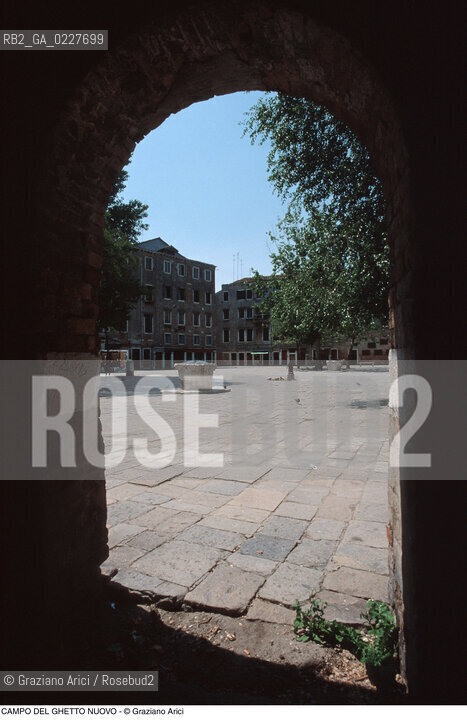 Caption: Nome:..GHETTO NOVO : CAMPO DEL GHETTO NOVO ....Localizzazione:..VENEZIA / CANNAREGIO / GHETTO NOVO..VENICE / CANNAREGIO  / GHETTO NOVO ..Soggetto:..CAMPO DEL GHETTO NOVO.. ..Cronologia:......Autore:......Stile:......Editori Stampatori:......Committenza:......Materia e Tecnica:......Collocazione:......Note:......Riproduzione Fotografica:..Graziano Arici/Rosebud2  ....Copyright:..Graziano Arici/Rosebud2/  ....Data:..1994....Costo:..A....Key:..GHETTO NOVO  ESTERNI  ..EXTERIORS