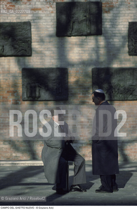 Caption: Nome:..GHETTO NOVO : CAMPO DEL GHETTO NOVO  ....Localizzazione:..VENEZIA / CANNAREGIO / GHETTO NOVO..VENICE / CANNAREGIO  / GHETTO NOVO ..Soggetto:..CAMPO DEL GHETTO NOVO  MONUMENTO ALLOLOCAUSTO DI ARBITT BLATAS....Cronologia:......Autore:......Stile:......Editori Stampatori:......Committenza:......Materia e Tecnica:......Collocazione:......Note:......Riproduzione Fotografica:..Graziano Arici/Rosebud2  ....Copyright:..Graziano Arici/Rosebud2/  ....Data:..1994....Costo:..A....Key:..GHETTO NOVO  ESTERNI  ..EXTERIORS