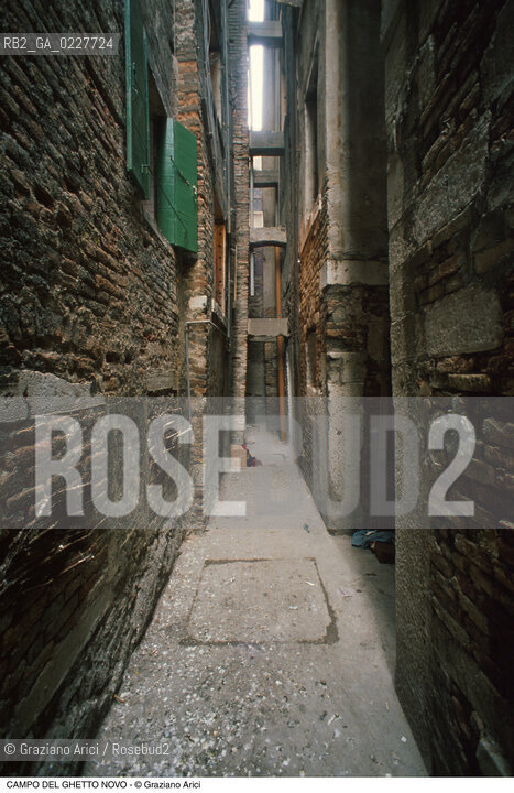 Caption: Nome:..GHETTO VECCHIO : CALLE SPORCA ....Localizzazione:..VENEZIA / CANNAREGIO / GHETTO VECCHIO  ..VENICE / CANNAREGIO  / GHETTO VECCHIO   ..Soggetto:..CALLE SPORCA  ..CALLE SPORCA  ..Cronologia:......Autore:......Stile:......Editori Stampatori:......Committenza:......Materia e Tecnica:......Collocazione:......Note:......Riproduzione Fotografica:..Graziano Arici/Rosebud2  ....Copyright:..Graziano Arici/Rosebud2/  ....Data:..1994....Costo:..A....Key:..GHETTO VECCHIO  ESTERNI  ..EXTERIORS