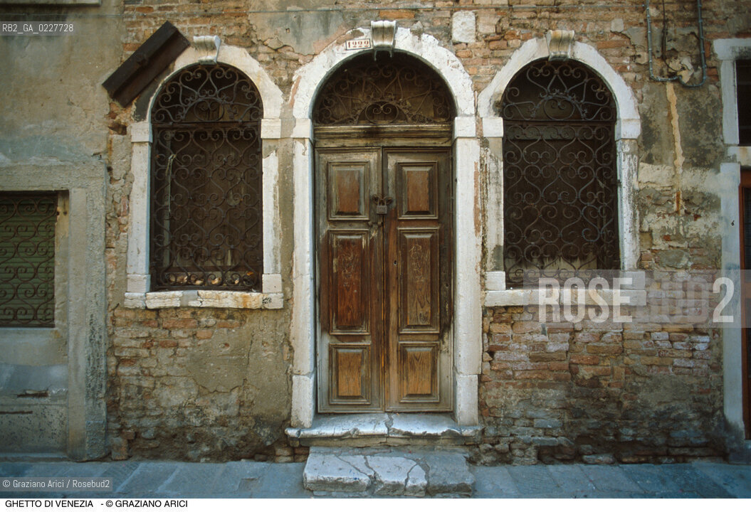 Caption: Nome:..GHETTO VECCHIO : IL MIDRASH DI LEONE DA MODENA ....Localizzazione:..VENEZIA / CANNAREGIO / GHETTO VECCHIO  ..VENICE / CANNAREGIO  / GHETTO VECCHIO   ..Soggetto:..ENTRATA AL MIDRASH DI LEONE DA MODENA  ..ENTRANCE TO THE MIDRASH OF LEON DA MODENA  ..Cronologia:......Autore:......Stile:......Editori Stampatori:......Committenza:......Materia e Tecnica:......Collocazione:......Note:......Riproduzione Fotografica:..Graziano Arici/Rosebud2  ....Copyright:..Graziano Arici/Rosebud2/  ....Data:..1994....Costo:..A....Key:..GHETTO VECCHIO  ESTERNI  ..EXTERIORS