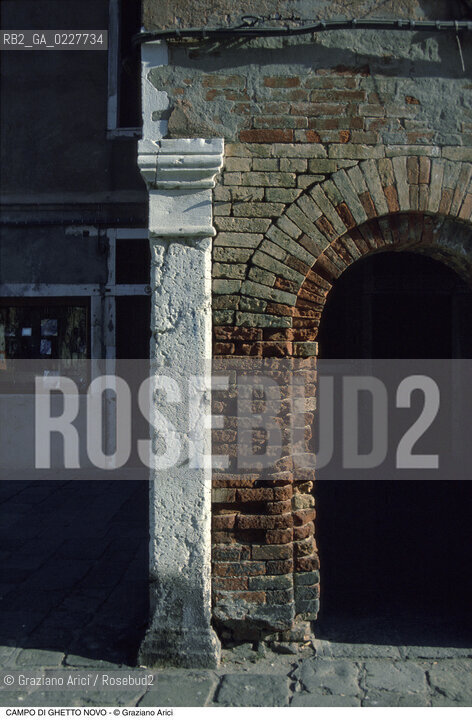 Caption: Nome:..GHETTO NOVO : CAMPO DEL GHETTO NOVO  ....Localizzazione:..VENEZIA / CANNAREGIO / GHETTO NOVO..VENICE / CANNAREGIO  / GHETTO NOVO  ..Soggetto:..CAMPO DEL GHETTO NOVO  ....Cronologia:......Autore:......Stile:......Editori Stampatori:......Committenza:......Materia e Tecnica:......Collocazione:......Note:......Riproduzione Fotografica:..Graziano Arici/Rosebud2  ....Copyright:..Graziano Arici/Rosebud2/  ....Data:..1994....Costo:..A....Key:..GHETTO NOVO  ESTERNI  ..EXTERIORS