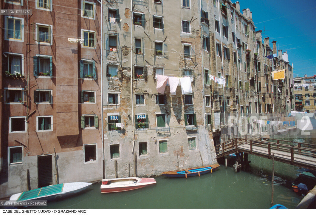 Caption: Nome:..GHETTO NOVO : PONTE CHE CONDUCE ALL ENTRATA DEL GHETTO NOVO ....Localizzazione:..VENEZIA / CANNAREGIO / GHETTO NOVO..VENICE / CANNAREGIO  / GHETTO NOVO..Soggetto:..PONTE CHE CONDUCE ALL ENTRATA DEL GHETTO NOVO  ..BRIDGE THAT LEADS TO THE ENTRANCE OF THE GHETTO NOVO   ..Cronologia:......Autore:......Stile:......Editori Stampatori:......Committenza:......Materia e Tecnica:......Collocazione:......Note:......Riproduzione Fotografica:..Graziano Arici/Rosebud2  ....Copyright:..Graziano Arici/Rosebud2/  ....Data:..1994....Costo:..A....Key:..GHETTO NOVO  ESTERNI  ..EXTERIORS