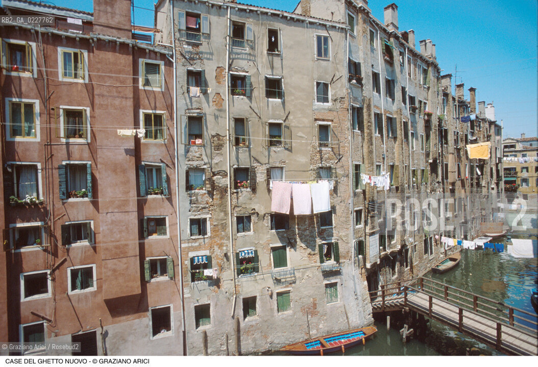 Caption: Nome:..GHETTO NOVO : CASE  ....Localizzazione:..VENEZIA / CANNAREGIO / GHETTO NOVO..VENICE / CANNAREGIO  / GHETTO NOVO..Soggetto:..CASE  ..HOUSES  ..Cronologia:......Autore:......Stile:......Editori Stampatori:......Committenza:......Materia e Tecnica:......Collocazione:......Note:......Riproduzione Fotografica:..Graziano Arici/Rosebud2  ....Copyright:..Graziano Arici/Rosebud2/  ....Data:..1994....Costo:..A....Key:..GHETTO NOVO  ESTERNI  ..EXTERIORS