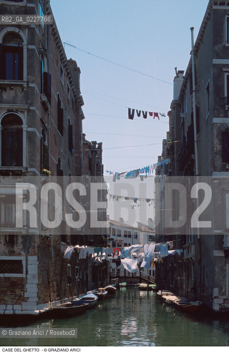Caption: Nome:..GHETTO NOVO : CASE  ....Localizzazione:..VENEZIA / CANNAREGIO / GHETTO NOVO..VENICE / CANNAREGIO  / GHETTO NOVO  ..Soggetto:..CASE  ..HOUSES  ..Cronologia:......Autore:......Stile:......Editori Stampatori:......Committenza:......Materia e Tecnica:......Collocazione:......Note:......Riproduzione Fotografica:..Graziano Arici/Rosebud2  ....Copyright:..Graziano Arici/Rosebud2/  ....Data:..1994....Costo:..A....Key:..GHETTO NOVO  ESTERNI  ..EXTERIORS