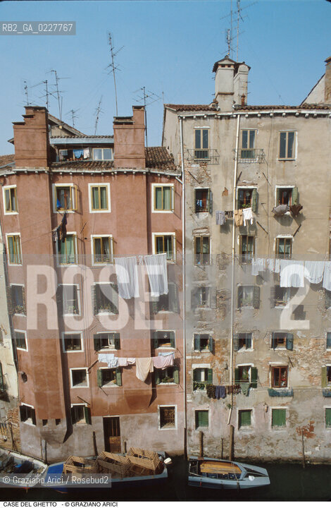 Caption: Nome:..GHETTO NOVO : CASE  ....Localizzazione:..VENEZIA / CANNAREGIO / GHETTO NOVO..VENICE / CANNAREGIO  / GHETTO NOVO ..Soggetto:..CASE  ..HOUSES  ..Cronologia:......Autore:......Stile:......Editori Stampatori:......Committenza:......Materia e Tecnica:......Collocazione:......Note:......Riproduzione Fotografica:..Graziano Arici/Rosebud2  ....Copyright:..Graziano Arici/Rosebud2/  ....Data:..1994....Costo:..A....Key:..GHETTO NOVO  ESTERNI  ..EXTERIORS