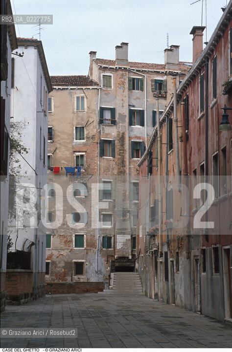 Caption: Nome:..GHETTO NOVO : CASE  ....Localizzazione:..VENEZIA / CANNAREGIO / GHETTO NOVO..VENICE / CANNAREGIO  / GHETTO NOVO ..Soggetto:..CASE  ..HOUSES  ..Cronologia:......Autore:......Stile:......Editori Stampatori:......Committenza:......Materia e Tecnica:......Collocazione:......Note:......Riproduzione Fotografica:..Graziano Arici/Rosebud2  ....Copyright:..Graziano Arici/Rosebud2/  ....Data:..1994....Costo:..A....Key:..GHETTO NOVO  ESTERNI  ..EXTERIORS