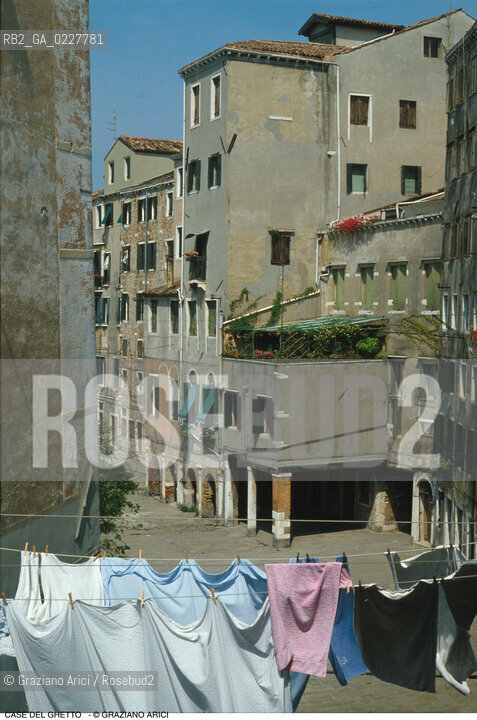 Caption: Nome:..GHETTO NOVO : CAMPO DEL GHETTO NOVO....Localizzazione:..VENEZIA / CANNAREGIO / GHETTO NOVO..VENICE / CANNAREGIO  / GHETTO NOVO..Soggetto:..CAMPO DEL GHETTO NOVO....Cronologia:......Autore:......Stile:......Editori Stampatori:......Committenza:......Materia e Tecnica:......Collocazione:......Note:......Riproduzione Fotografica:..Graziano Arici/Rosebud2  ....Copyright:..Graziano Arici/Rosebud2/  ....Data:..1994....Costo:..A....Key:..GHETTO NOVO  ESTERNI  ..EXTERIORS