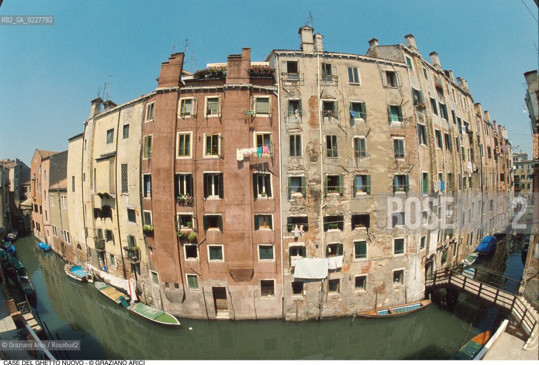 Caption: Nome:..GHETTO NOVO : CASE  ....Localizzazione:..VENEZIA / CANNAREGIO / GHETTO NOVO..VENICE / CANNAREGIO  / GHETTO NOVO ..Soggetto:..CASE  ..HOUSES  ..Cronologia:......Autore:......Stile:......Editori Stampatori:......Committenza:......Materia e Tecnica:......Collocazione:......Note:......Riproduzione Fotografica:..Graziano Arici/Rosebud2  ....Copyright:..Graziano Arici/Rosebud2/  ....Data:..1994....Costo:..A....Key:..GHETTO NOVO  ESTERNI  ..EXTERIORS