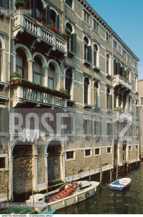 Caption: Nome:..GHETTO NOVISSIMO  : PALAZZO TREVES : FACCIATA SU RIO S. GIROLAMO..      ..Localizzazione:..VENEZIA / CANNAREGIO / GHETTO NOVISSIMO  ..VENICE / CANNAREGIO  / GHETTO NOVISSIMO     ..Soggetto:..PALAZZO TREVES : FACCIATA SU RIO S. GIROLAMO    ..FAÇADE ON THE RIO S. GIROLAMO    ..Cronologia:..  ....Autore:......Stile:......Editori Stampatori:......Committenza:......Materia e Tecnica:......Collocazione:......Note:......Riproduzione Fotografica:  ..Graziano Arici/Rosebud2 ....Copyright:..Graziano Arici/Rosebud2/....Data:..1994 ....Costo:..A....Key:..CASA  ESTERNI  ..HOUSE  EXTERIORS