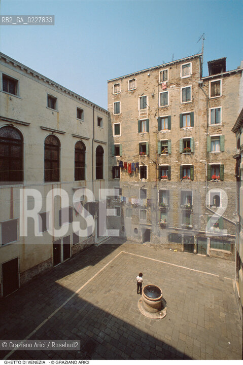 Caption: Nome:..GHETTO VECCHIO  : CAMPIELLO DELLE SCUOLE  ....Localizzazione:..VENEZIA / CANNAREGIO / GHETTO VECCHIO  ..VENICE / CANNAREGIO  / GHETTO VECCHIO   ..Soggetto:..CAMPIELLO DELLE SCUOLE / POZZO  ..CAMPIELLO DELLE SCUOLE/ WELL  ..Cronologia:......Autore:......Stile:......Editori Stampatori:......Committenza:......Materia e Tecnica:......Collocazione:......Note:......Riproduzione Fotografica:..Graziano Arici/Rosebud2  ....Copyright:..Graziano Arici/Rosebud2/  ....Data:..1994....Costo:..A....Key:..GHETTO VECCHIO  ESTERNI  ..EXTERIORS