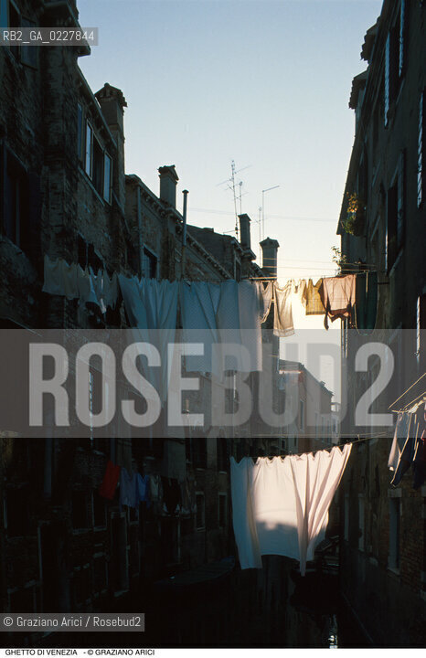 Caption: Nome:..GHETTO VECCHIO : CASE PRIVATE SUL CANALE....Localizzazione:..VENEZIA / CANNAREGIO / GHETTO VECCHIO  ..VENICE / CANNAREGIO  / GHETTO VECCHIO   ..Soggetto:..CASE PRIVATE  ..PRIVATE HOUSES  ..Cronologia:......Autore:......Stile:......Editori Stampatori:......Committenza:......Materia e Tecnica:......Collocazione:......Note:......Riproduzione Fotografica:..Graziano Arici/Rosebud2  ....Copyright:..Graziano Arici/Rosebud2/  ....Data:..1994....Costo:..A....Key:..GHETTO VECCHIO  ESTERNI  ..EXTERIORS