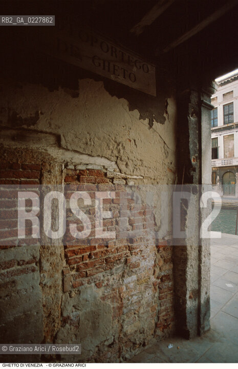 Caption: Nome:..GHETTO VECCHIO : IL PORTICO DENTRATA  ....Localizzazione:..VENEZIA / CANNAREGIO / GHETTO VECCHIO  ..VENICE / CANNAREGIO  / GHETTO VECCHIO   ..Soggetto:..IL PORTICO DENTRATA  ..THE PORTICO OF THE ENTRANCE  ..Cronologia:......Autore:......Stile:......Editori Stampatori:......Committenza:......Materia e Tecnica:......Collocazione:......Note:......Riproduzione Fotografica:..Graziano Arici/Rosebud2  ....Copyright:..Graziano Arici/Rosebud2/  ....Data:..1994....Costo:..A....Key:..GHETTO VECCHIO  ESTERNI  ..EXTERIORS