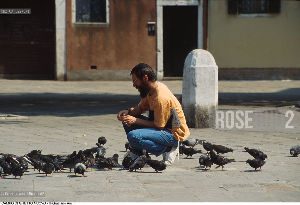 Caption: Nome:..GHETTO NOVO : CAMPO DEL GHETTO NOVO ....Localizzazione:..VENEZIA / CANNAREGIO / GHETTO NOVO..VENICE / CANNAREGIO  / GHETTO NOVO  ..Soggetto:..CAMPO DEL GHETTO NOVO / PICCIONI COLOMBI..CAMPO DEL GHETTO NOVO  / PIGEONS..Cronologia:......Autore:......Stile:......Editori Stampatori:......Committenza:......Materia e Tecnica:......Collocazione:......Note:......Riproduzione Fotografica:..Graziano Arici/Rosebud2  ....Copyright:..Graziano Arici/Rosebud2/  ....Data:..1994....Costo:..A....Key:..GHETTO NOVO VITA   ESTERNI  ..EXTERIORS  LIVING
