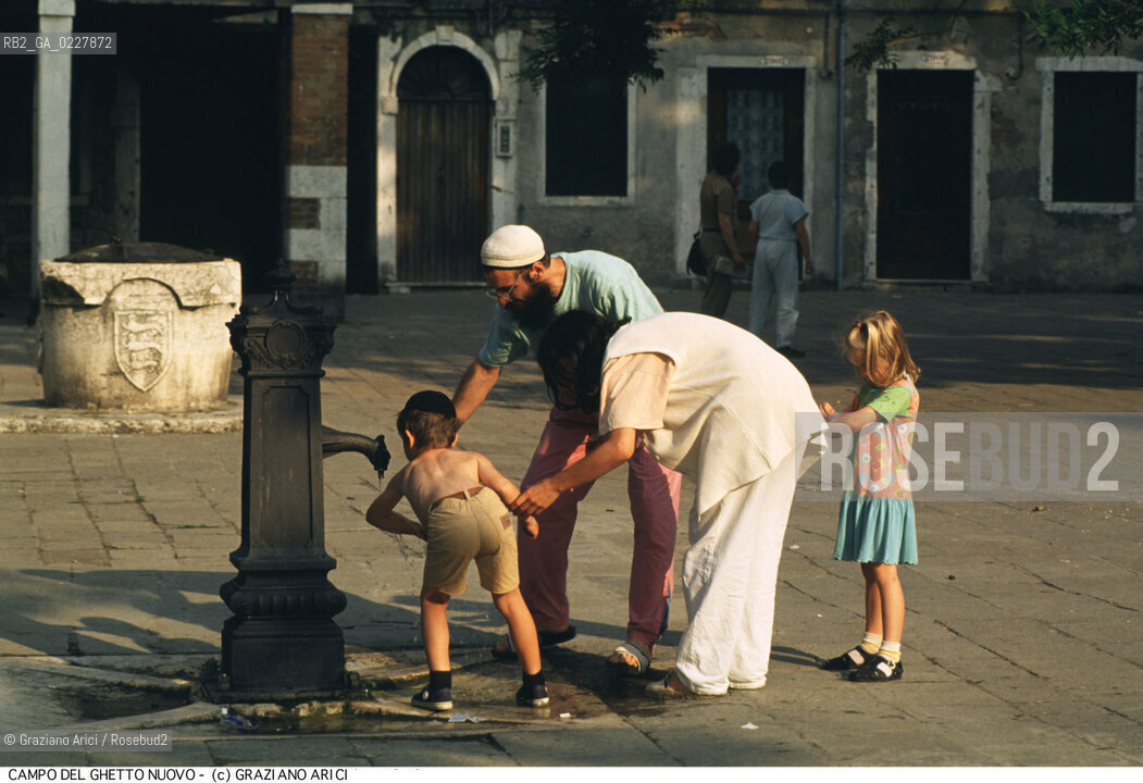 Nome:..GHETTO NOVO : CAMPO DEL GHETTO NOVO  ....Localizzazione:..VENEZIA / CANNAREGIO / GHETTO NOVO..VENICE / CANNAREGIO  / GHETTO NOVO..Soggetto:..CAMPO DEL GHETTO NOVO / FONTANA  ..CAMPO DEL GHETTO NOVO  /  FOUNTAIN   ..Cronologia:......Autore:......Stile:......Editori Stampatori:......Committenza:......Materia e Tecnica:......Collocazione:......Note:......Riproduzione Fotografica:..Graziano Arici/Rosebud2  ....Copyright:..Graziano Arici/Rosebud2/  ....Data:..1994....Costo:..A....Key:..GHETTO NOVO VITA  ESTERNI  ..EXTERIORS  LIVING..