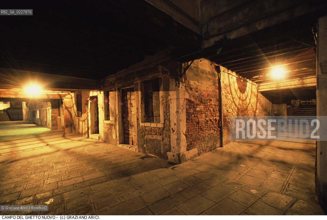 Nome:..GHETTO NOVO : SOTTOPORTICO  ....Localizzazione:..VENEZIA / CANNAREGIO / GHETTO NOVO..VENICE / CANNAREGIO  / GHETTO NOVO ..Soggetto:..CAMPO DEL GHETTO NOVO / SOTTOPORTICO  ..CAMPO DEL GHETTO NOVO  / SOTTOPORTICO    ..Cronologia:......Autore:......Stile:......Editori Stampatori:......Committenza:......Materia e Tecnica:......Collocazione:......Note:......Riproduzione Fotografica:..Graziano Arici/Rosebud2  ....Copyright:..Graziano Arici/Rosebud2/  ....Data:..1994....Costo:..A....Key:..GHETTO NOVO  ESTERNI  ..EXTERIORS  ..