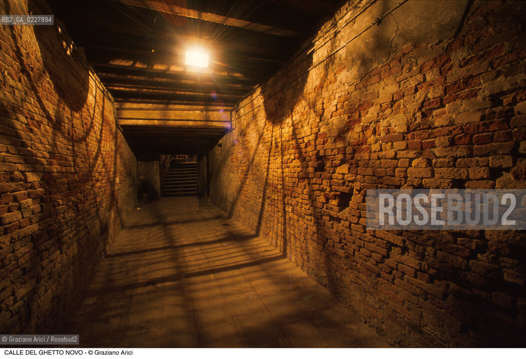 Caption: Nome:..GHETTO NOVO : SOTTOPORTICO DI ENTRATA DEL GHETTO NOVO ....Localizzazione:..VENEZIA / CANNAREGIO / GHETTO NOVO..VENICE / CANNAREGIO  / GHETTO NOVO..Soggetto:..SOTTOPORTICO DI ENTRATA DEL GHETTO NOVO  ..SOTTOPORTICO OF ENTRANCE TO THE GHETTO NOVO  ..Cronologia:......Autore:......Stile:......Editori Stampatori:......Committenza:......Materia e Tecnica:......Collocazione:......Note:......Riproduzione Fotografica:..Graziano Arici/Rosebud2  ....Copyright:..Graziano Arici/Rosebud2/  ....Data:..1994....Costo:..A....Key:..GHETTO NOVO  ESTERNI  ..EXTERIORS