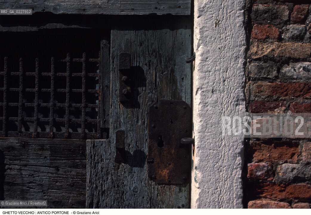 Caption: Nome:..GHETTO VECCHIO : ANTICO PORTONE ....Localizzazione:..VENEZIA / CANNAREGIO / GHETTO VECCHIO  ..VENICE / CANNAREGIO  / GHETTO VECCHIO   ..Soggetto:..PORTONE  ..DOORWAY  ..Cronologia:......Autore:......Stile:......Editori Stampatori:......Committenza:......Materia e Tecnica:......Collocazione:......Note:......Riproduzione Fotografica:..Graziano Arici/Rosebud2  ....Copyright:..Graziano Arici/Rosebud2/  ....Data:..1994....Costo:..A....Key:..GHETTO VECCHIO  ESTERNI  ..EXTERIORS