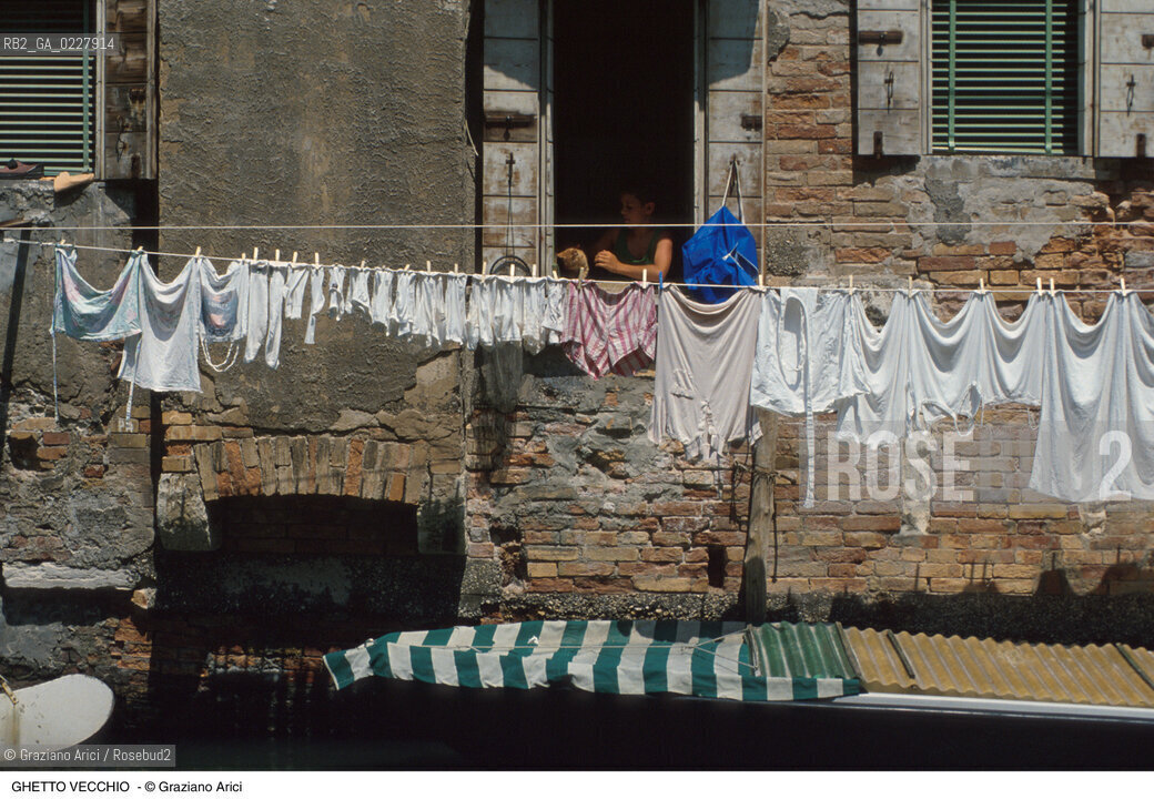 Caption: Nome:..GHETTO NOVO : CASE  ....Localizzazione:..VENEZIA / CANNAREGIO / GHETTO NOVO..VENICE / CANNAREGIO  / GHETTO NOVO..Soggetto:..CASE  CANALE BARCA GATTO..HOUSES  ..Cronologia:......Autore:......Stile:......Editori Stampatori:......Committenza:......Materia e Tecnica:......Collocazione:......Note:......Riproduzione Fotografica:..Graziano Arici/Rosebud2  ....Copyright:..Graziano Arici/Rosebud2/  ....Data:..1994....Costo:..A....Key:..GHETTO NOVO  ESTERNI  ..EXTERIORS