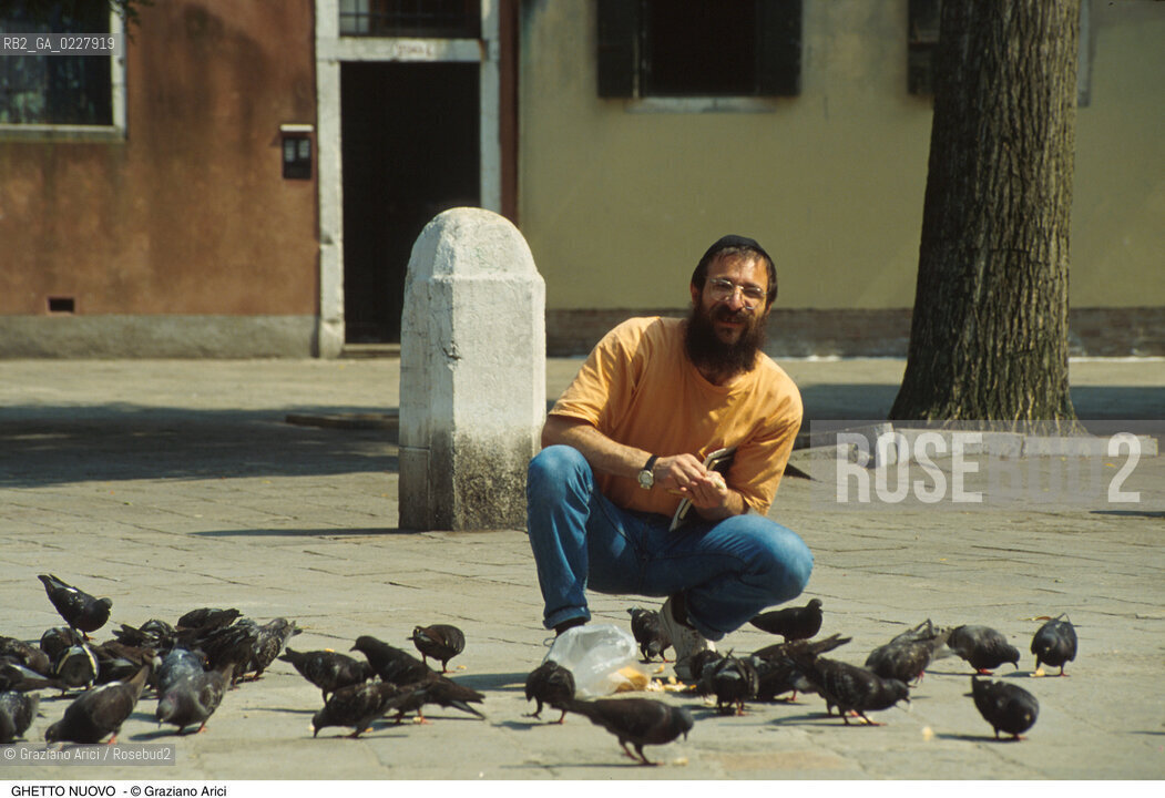 Caption: Nome:..GHETTO NOVO : CAMPO DEL GHETTO NOVO  ....Localizzazione:..VENEZIA / CANNAREGIO / GHETTO NOVO..VENICE / CANNAREGIO  / GHETTO NOVO..Soggetto:..CAMPO DEL GHETTO NOVO / FONTANA  PICCIONI COLOMBI..CAMPO DEL GHETTO NOVO  /  FOUNTAIN   ..Cronologia:......Autore:......Stile:......Editori Stampatori:......Committenza:......Materia e Tecnica:......Collocazione:......Note:......Riproduzione Fotografica:..Graziano Arici/Rosebud2  ....Copyright:..Graziano Arici/Rosebud2/  ....Data:..1994....Costo:..A....Key:..GHETTO NOVO VITA  ESTERNI  ..EXTERIORS  LIVING