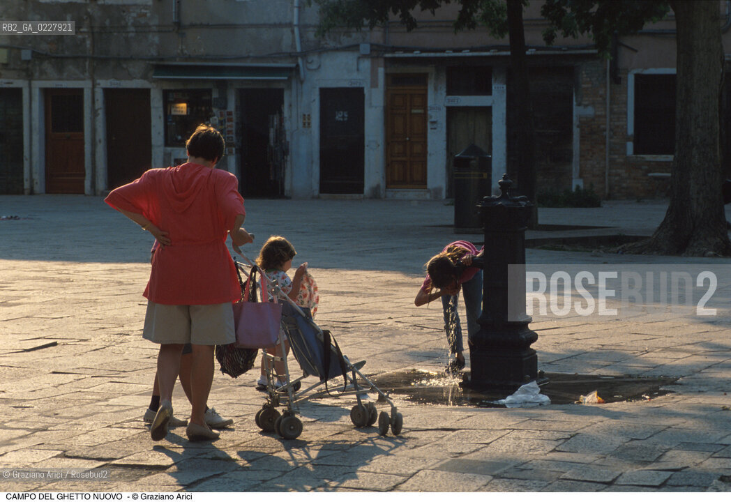 Caption: Nome:..CAMPO DEL GHETTO NOVO ....Localizzazione:..VENEZIA / CANNAREGIO / GHETTO NOVO..VENICE / CANNAREGIO  / GHETTO NOVO ..Soggetto:..FONTANA BAMBINI..Cronologia:......Autore:......Stile:......Editori Stampatori:......Committenza:......Materia e Tecnica:......Collocazione:......Note:......Riproduzione Fotografica:..Graziano Arici/Rosebud2  ....Copyright:..Graziano Arici/Rosebud2/  ....Data:..1994....Costo:..A....Key:..GHETTO NOVO  ESTERNI  VITA  ..EXTERIORS  LIVING