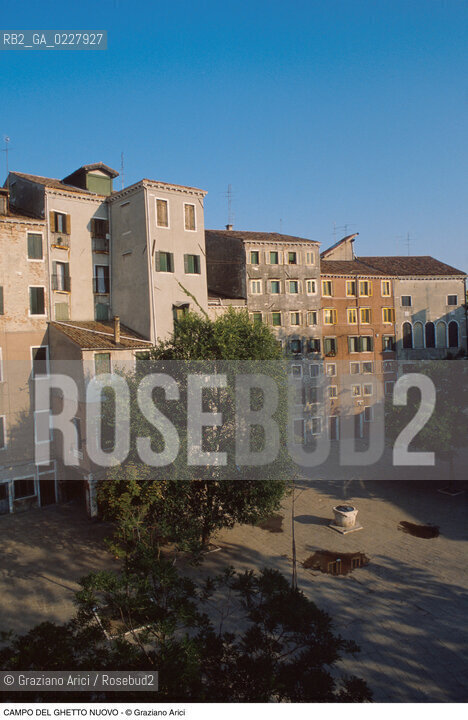 Caption: Nome:..GHETTO NOVO : CAMPO DEL GHETTO NOVO ....Localizzazione:..VENEZIA / CANNAREGIO / GHETTO NOVO..VENICE / CANNAREGIO  / GHETTO NOVO ..Soggetto:..CAMPO DEL GHETTO NOVO.. ..Cronologia:......Autore:......Stile:......Editori Stampatori:......Committenza:......Materia e Tecnica:......Collocazione:......Note:......Riproduzione Fotografica:..Graziano Arici/Rosebud2  ....Copyright:..Graziano Arici/Rosebud2/  ....Data:..1994....Costo:..A....Key:..GHETTO NOVO  ESTERNI  ..EXTERIORS