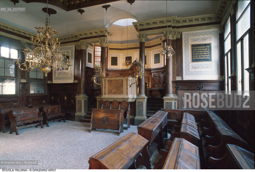 Caption: Nome:..SCUOLA ITALIANA : INTERNO VERSO LA BIMÀ  ....Localizzazione:..VENEZIA / CANNAREGIO / CAMPO DEL GHETTO NOVO  SINAGOGA / SCUOLA ITALIANA..VENICE / CANNAREGIO / CAMPO GHETTO NOVO  SYNAGOGUE  / SCUOLA ITALIANA   ..Soggetto:..INTERNO VERSO LA BIMÀ / PULPITO / ARREDI LIGNEI  ..INTERIOR TOWARDS THE BIMAH  / PULPIT / WOODEN FURNITURE  ..Cronologia:..SEC. XVI ULTIMO QUARTO /1575  ..XVIth CENTURY / 1575  ..Autore:......Stile:..BAROCCO   ..BAROQUE  ..Editori Stampatori:......Committenza:......Materia e Tecnica:......Collocazione:......Note:......Riproduzione Fotografica:..Graziano Arici/Rosebud2  ....Copyright:..Graziano Arici/Rosebud2/  ....Data:..1994....Costo:..A....Key:..CHIESA  ..CHURCH