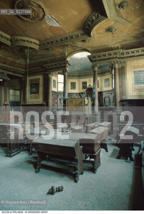 Caption: Nome:..SCUOLA ITALIANA : INTERNO VERSO LA BIMÀ  PRIMA DEL RESTAURO....Localizzazione:..VENEZIA / CANNAREGIO / CAMPO DEL GHETTO NOVO  SINAGOGA / SCUOLA ITALIANA..VENICE / CANNAREGIO / CAMPO GHETTO NOVO  SYNAGOGUE  / SCUOLA ITALIANA   ..Soggetto:..INTERNO VERSO LA BIMÀ / PULPITO / ARREDI LIGNEI  ..INTERIOR TOWARDS THE BIMAH  / PULPIT / WOODEN FURNITURE  ..Cronologia:..SEC. XVI ULTIMO QUARTO /1575  ..XVIth CENTURY / 1575  ..Autore:......Stile:..BAROCCO  ..BAROQUE   ..Editori Stampatori:......Committenza:......Materia e Tecnica:......Collocazione:......Note:......Riproduzione Fotografica:..Graziano Arici/Rosebud2  ....Copyright:..Graziano Arici/Rosebud2/  ....Data:..1994....Costo:..A....Key:..CHIESA  ..CHURCH