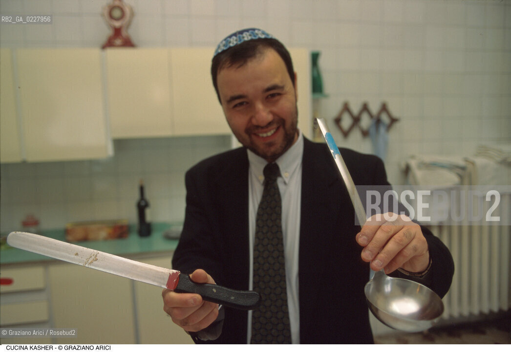 Caption: Nome:..CUCINA KASHER : IL RABBINO ROBERTO DELLA ROCCA CON DEGLI UTENSILI  ....Localizzazione:.. VENEZIA / CANNAREGIO / GHETTO  ..VENICE / CANNAREGIO  / GHETTO   ..Soggetto:..CUCINA KASHER : UTENSILI / RABBINO ROBERTO DELLA ROCCA CON DEGLI UTENSILI ..KASHER COOKING / FOOD / UTENSILS / RABBI   ..Cronologia:......Autore:......Stile:......Editori Stampatori:......Committenza:......Materia e Tecnica:......Collocazione:......Note:......Riproduzione Fotografica:..Graziano Arici/Rosebud2  ....Copyright:..Graziano Arici/Rosebud2/  ....Data:..1994....Costo:..A....Key:..GASTRONOMIA  ..GASTRONOMY