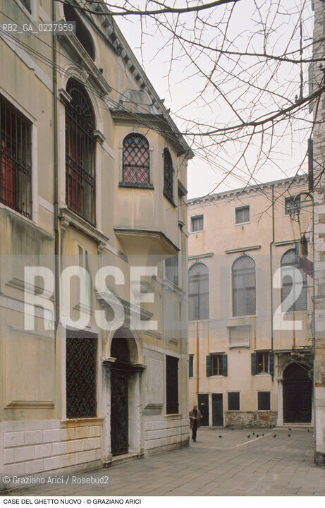Caption: Nome:..CAMPIELLO DELLE SCUOLE : SCUOLA LEVANTINA  E SCUOLA GRANDE SPAGNOLA..    ..Localizzazione:..VENEZIA / CANNAREGIO / GHETTO VECCHIO / SCUOLA LEVANTINA  E SCUOLA GRANDE SPAGNOLA   ..VENICE /  CANNAREGIO / GHETTO VECCHIO  /  SCUOLA LEVANTINA AND SCUOLA GRANDE SPAGNOLA  ..Soggetto:..FACCIATA  ..FA  CADE  ..Cronologia:..SEC. XVI SECONDO QUARTO / RIEDIFICATE NEL SEC. XVII  ..XVIth CENTURY  / REBUILT IN THE XVIIth CENTURY    ..Autore:..LONGHENA BALDASSARRE / MANIERA  ..LONGHENA BALDASSARRE / STYLE  ..Stile:..BAROCCO ..BAROQUE  ..Editori Stampatori:......Committenza:......Materia e Tecnica:......Collocazione:......Note:......Riproduzione Fotografica:  ..Graziano Arici/Rosebud2 ....Copyright:..Graziano Arici/Rosebud2/....Data:..1994 ....Costo:..A....Key:..CHIESA  ESTERNI   ..CHURCH  EXTERIORS