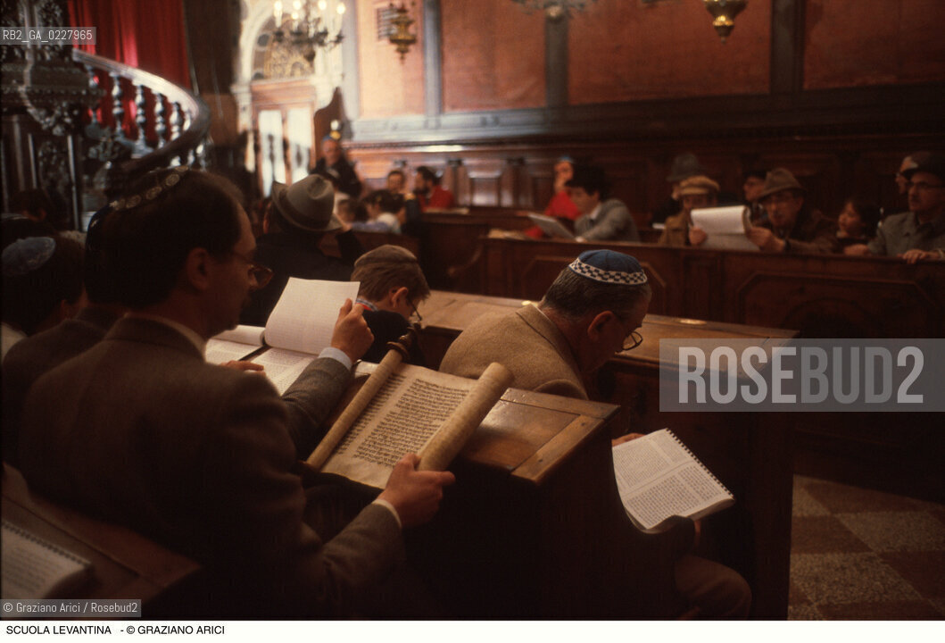 Caption: Nome:..SCUOLA LEVANTINA :IL RABBINO NEL PULPITO DELLA BIMÀ DURANTE LA FESTA DEL PURIM..  ..Localizzazione:..VENEZIA / CANNAREGIO / GHETTO VECCHIO / SCUOLA LEVANTINA  ..VENICE /  CANNAREGIO / GHETTO VECCHIO  /  SCUOLA LEVANTINA  ..Soggetto:..SINAGOGA / IL RABBINO NEL PULPITO DELLA BIMÀ DURANTE LA FESTA DEL PURIM  ..SINAGOGUE /  THE RABBI ON THE PULPIT OF THE BIMAH DURING THE PURIM   ..Cronologia:.. ....Autore:......Stile:......Editori Stampatori:......Committenza:......Materia e Tecnica:......Collocazione:......Note:......Riproduzione Fotografica:  ..Graziano Arici/Rosebud2 ....Copyright:..Graziano Arici/Rosebud2/....Data:..1994 ....Costo:..A....Key:..RITI ..RITES
