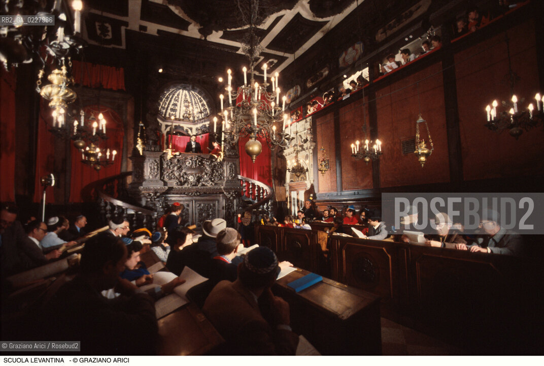 Caption: Nome:..SCUOLA LEVANTINA :IL RABBINO NEL PULPITO DELLA BIMÀ DURANTE LA FESTA DEL PURIM..  ..Localizzazione:..VENEZIA / CANNAREGIO / GHETTO VECCHIO / SCUOLA LEVANTINA  ..VENICE /  CANNAREGIO / GHETTO VECCHIO  /  SCUOLA LEVANTINA  ..Soggetto:..SINAGOGA / IL RABBINO NEL PULPITO DELLA BIMÀ DURANTE LA FESTA DEL PURIM  ..SINAGOGUE /  THE RABBI ON THE PULPIT OF THE BIMAH DURING THE PURIM   ..Cronologia:.. ....Autore:......Stile:......Editori Stampatori:......Committenza:......Materia e Tecnica:......Collocazione:......Note:......Riproduzione Fotografica:  ..Graziano Arici/Rosebud2 ....Copyright:..Graziano Arici/Rosebud2/....Data:..1994 ....Costo:..A....Key:..RITI ..RITES