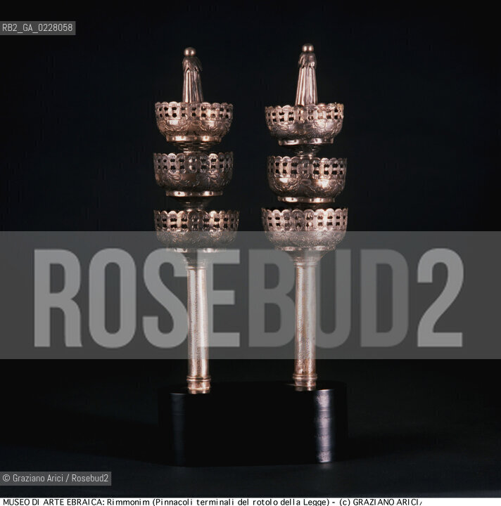 Nome:..MUSEO DI ARTE EBRAICA : RIMMONIM (PINNACOLI TERMINALI DEL ROTOLO DELLA LEGGE)..      ..Localizzazione:..VENEZIA / CANNAREGIO / CAMPO DEL GHETTO NOVO 2902/B / MUSEO DI ARTE EBRAICA  ..VENICE / CANNAREGIO / CAMPO GHETTO NOVO  2902/B / THE MUSEUM OF JEWISH ART     ..Soggetto:..RIMMONIM (PINNACOLI TERMINALI DEL ROTOLO DELLA LEGGE)   ..RIMMONIN (PINNACLES TO DECORATE THE TOP OF THE SCROLLS)   ..Cronologia:..SEC.XIX   ..XIXth CENTURY    ..Autore:......Stile:......Editori Stampatori:......Committenza:......Materia e Tecnica:..ARGENTO  ..SILVER   ..Collocazione:......Note:......Riproduzione Fotografica:  ..Graziano Arici/Rosebud2 ....Copyright:..Graziano Arici/Rosebud2/....Data:..1994 ....Costo:..A....Key:..MUSEI  OGGETTI   ..MUSEUMS  OBJECTS  ..