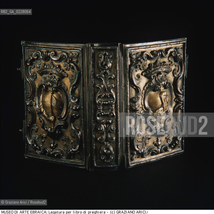 Nome:..MUSEO DI ARTE EBRAICA : LEGATURA PER LIBRO DI PREGHIERA..     ..Localizzazione:..VENEZIA / CANNAREGIO / CAMPO DEL GHETTO NOVO 2902/B / MUSEO DI ARTE EBRAICA  ..VENICE / CANNAREGIO / CAMPO GHETTO NOVO  2902/B / THE MUSEUM OF JEWISH ART     ..Soggetto:..LEGATURA PER LIBRO DI PREGHIERA  ..BINDING FOR A PRAYER BOOK  ..Cronologia:..SEC.XIX INIZIO  ..XIXth CENTURY     ..Autore:......Stile:......Editori Stampatori:......Committenza:......Materia e Tecnica:..ARGENTO E ARGENTO DORATO  ..SILVER AND SILVER GILT  ..Collocazione:......Note:..STEMMI DELLE FAMIGLIE TRIESTE E VIVANTE  ..COATS OF ARMS OF THE TRIESTE AND VIVANTE FAMILIES   ..Riproduzione Fotografica:  ..Graziano Arici/Rosebud2 ....Copyright:..Graziano Arici/Rosebud2/....Data:..1994 ....Costo:..A....Key:..MUSEI  OGGETTI   ..MUSEUMS  OBJECTS..