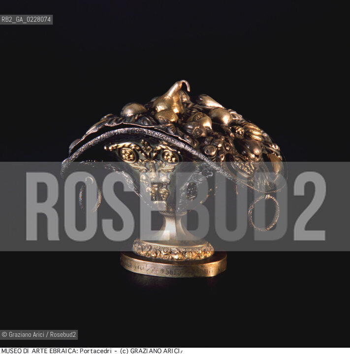 Nome:..MUSEO DI ARTE EBRAICA : PORTACEDRI..     ..Localizzazione:..VENEZIA / CANNAREGIO / CAMPO DEL GHETTO NOVO 2902/B / MUSEO DI ARTE EBRAICA  ..VENICE / CANNAREGIO / CAMPO GHETTO NOVO  2902/B / THE MUSEUM OF JEWISH ART     ..Soggetto:..PORTACEDRI   ..CITRON BOX   ..Cronologia:..SEC.XIX INIZIO  ..XIXth CENTURY     ..Autore:......Stile:......Editori Stampatori:......Committenza:......Materia e Tecnica:..ARGENTO E ARGENTO DORATO ..SILVER  AND SILVER GILT  ..Collocazione:......Note:......Riproduzione Fotografica:  ..Graziano Arici/Rosebud2 ....Copyright:..Graziano Arici/Rosebud2/....Data:..1994 ....Costo:..A....Key:..MUSEI  OGGETTI   ..MUSEUMS  OBJECTS..