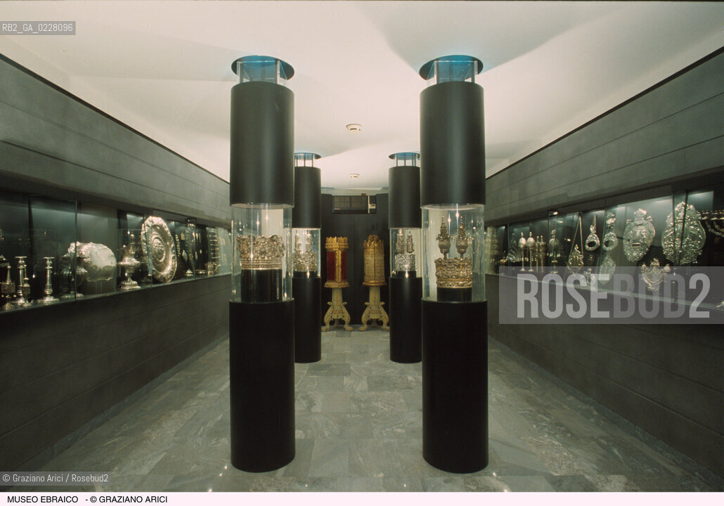 Caption: Nome:..MUSEO DI ARTE EBRAICA :  SALA..   ..Localizzazione:..VENEZIA / CANNAREGIO / CAMPO DEL GHETTO NOVO 2902/B / MUSEO DI ARTE EBRAICA  ..VENICE / CANNAREGIO / CAMPO GHETTO NOVO  2902/B / THE MUSEUM OF JEWISH ART     ..Soggetto:..SALA..ROOM..Cronologia:..SEC. XX METÀ  ..XXth CENTURY     ..Autore:......Stile:......Editori Stampatori:......Committenza:......Materia e Tecnica:......Collocazione:......Note:......Riproduzione Fotografica:  ..Graziano Arici/Rosebud2 ....Copyright:..Graziano Arici/Rosebud2/....Data:..1994 ....Costo:..A....Key:..MUSEI  ..MUSEUMS