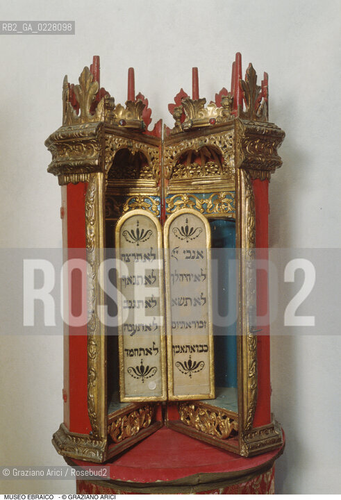 Caption: Nome:..MUSEO DI ARTE EBRAICA : TIQ (CUSTODIA PER IL ROTOLO DELLA LEGGE)..    ..Localizzazione:..VENEZIA / CANNAREGIO / CAMPO DEL GHETTO NOVO 2902/B / MUSEO DI ARTE EBRAICA  ..VENICE / CANNAREGIO / CAMPO GHETTO NOVO  2902/B / THE MUSEUM OF JEWISH ART     ..Soggetto:..TIQ (CUSTODIA PER IL ROTOLO DELLA LEGGE)  ..TIK (CYLINDRICAL CASE FOR THE TORAH)  ..Cronologia:..SEC.XVIII  ..XVIIIth CENTURY     ..Autore:......Stile:......Editori Stampatori:......Committenza:......Materia e Tecnica:..LEGNO DORATO ..GILDED WOOD   ..Collocazione:......Note:......Riproduzione Fotografica:  ..Graziano Arici/Rosebud2 ....Copyright:..Graziano Arici/Rosebud2/....Data:..1994 ....Costo:..A....Key:..MUSEI  OGGETTI   ..MUSEUMS  OBJECTS