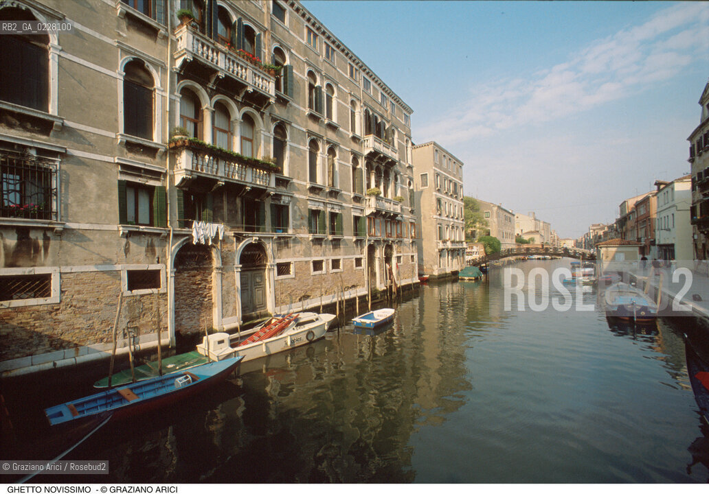 Caption: Nome:..GHETTO NOVISSIMO  : PALAZZO TREVES : FACCIATA SU RIO S. GIROLAMO..      ..Localizzazione:..VENEZIA / CANNAREGIO / GHETTO NOVISSIMO  ..VENICE / CANNAREGIO  / GHETTO NOVISSIMO     ..Soggetto:..PALAZZO TREVES : FACCIATA SU RIO S. GIROLAMO    ..FAÇADE ON THE RIO S. GIROLAMO    ..Cronologia:..  ....Autore:......Stile:......Editori Stampatori:......Committenza:......Materia e Tecnica:......Collocazione:......Note:......Riproduzione Fotografica:  ..Graziano Arici/Rosebud2 ....Copyright:..Graziano Arici/Rosebud2/....Data:..1994 ....Costo:..A....Key:..CASA  ESTERNI  ..HOUSE  EXTERIORS