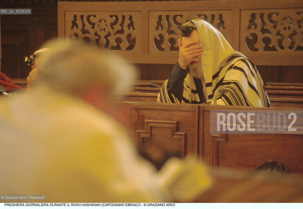 Caption: Nome:..SCUOLA GRANDE SPAGNOLA  : PREGHIERA DEL MATTINO DURANTE IL ROSH HASHANAH (CAPODANNO EBRAICO)..    ..Localizzazione:..VENEZIA / CANNAREGIO / GHETTO VECCHIO / SCUOLA GRANDE SPAGNOLA  ..VENICE /  CANNAREGIO / GHETTO VECCHIO / SCUOLA GRANDE SPAGNOLA    ..Soggetto:..SINAGOGA / PREGHIERA DEL MATTINO DURANTE IL ROSH HASHANAH (CAPODANNO EBRAICO) / TALLETH   ..SYNAGOGUE / MORNING PRAYER DURING THE ROSH HASHANAH / TALLIT   ..Cronologia:..  ....Autore:......Stile:......Editori Stampatori:......Committenza:......Materia e Tecnica:......Collocazione:......Note:......Riproduzione Fotografica:  ..Graziano Arici/Rosebud2 ....Copyright:..Graziano Arici/Rosebud2/....Data:..1994 ....Costo:..A....Key:..RITI..RITES
