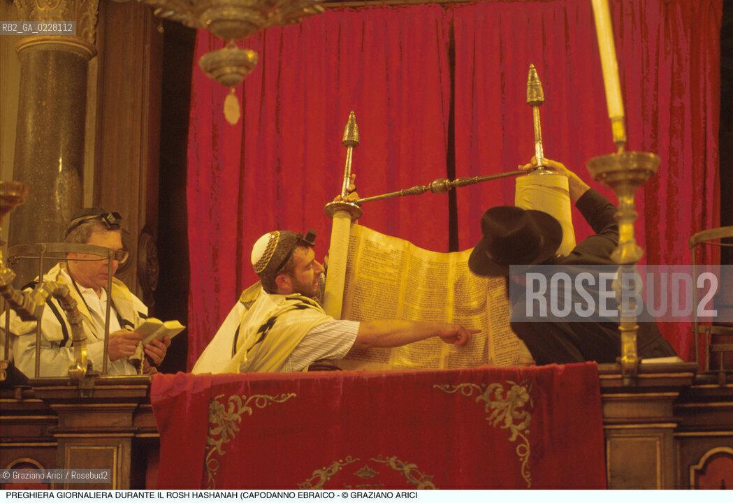 Caption: Nome:..SCUOLA GRANDE SPAGNOLA  : PREGHIERA DEL MATTINO DURANTE IL ROSH HASHANAH (CAPODANNO EBRAICO)..    ..Localizzazione:..VENEZIA / CANNAREGIO / GHETTO VECCHIO / SCUOLA GRANDE SPAGNOLA  ..VENICE /  CANNAREGIO / GHETTO VECCHIO / SCUOLA GRANDE SPAGNOLA   ..Soggetto:..SINAGOGA / PREGHIERA DEL MATTINO DURANTE IL ROSH HASHANAH (CAPODANNO EBRAICO) / TALLETH   ..SYNAGOGUE / MORNING PRAYER DURING THE ROSH HASHANAH / TALLIT   ..Cronologia:..  ....Autore:......Stile:......Editori Stampatori:......Committenza:......Materia e Tecnica:......Collocazione:......Note:......Riproduzione Fotografica:  ..Graziano Arici/Rosebud2 ....Copyright:..Graziano Arici/Rosebud2/....Data:..1994 ....Costo:..A....Key:..RITI..RITES