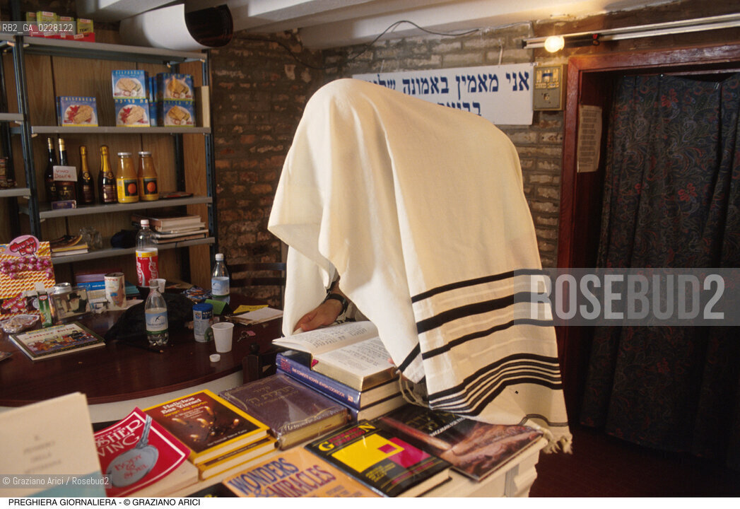 Caption: Nome:..PREGHIERA GIORNALIERA : CON I TEFFILIN E IL TALLETH ..    ..Localizzazione:..VENEZIA / CANNAREGIO / GHETTO VECCHIO  ..VENICE /  CANNAREGIO / GHETTO VECCHIO     ..Soggetto:..RELIGIONE EBRAICA / PREGHIERA GIORNALIERA / TEFFILIN / TALLETH  ..JEWISH RELIGION /  DAILY PRAYER / TEFFILIN / TALLIT  ..Cronologia:..  ....Autore:......Stile:......Editori Stampatori:......Committenza:......Materia e Tecnica:......Collocazione:......Note:......Riproduzione Fotografica:  ..Graziano Arici/Rosebud2 ....Copyright:..Graziano Arici/Rosebud2/....Data:..1994 ....Costo:..A....Key:..RITI..RITES