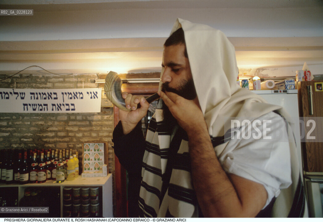 Caption: Nome:..PREGHIERA GIORNALIERA DURANTE IL ROSH HASHANAH (CAPODANNO EBRAICO) : IL RABBINO SUONA LO SHOFAR (CORNO DARIETE)..      ..Localizzazione:..VENEZIA / CANNAREGIO / GHETTO VECCHIO  ..VENICE /  CANNAREGIO / GHETTO VECCHIO     ..Soggetto:..SINAGOGA / RELIGIONE EBRAICA / PREGHIERA GIORNALIERA DURANTE IL ROSH HASHANAH (CAPODANNO EBRAICO) / IL RABBINO SUONA LO SHOFAR (CORNO DARIETE)   ..SYNAGOGUE / JEWISH RELIGION / DAILY PRAYER DURING THE ROSH HASHANAH  / THE RABBI PLAYIS THE SHOFAR (RAMS HORN)    ..Cronologia:..  ....Autore:......Stile:......Editori Stampatori:......Committenza:......Materia e Tecnica:......Collocazione:......Note:......Riproduzione Fotografica:  ..Graziano Arici/Rosebud2 ....Copyright:..Graziano Arici/Rosebud2/....Data:..1994 ....Costo:..A....Key:..RITI..RITES