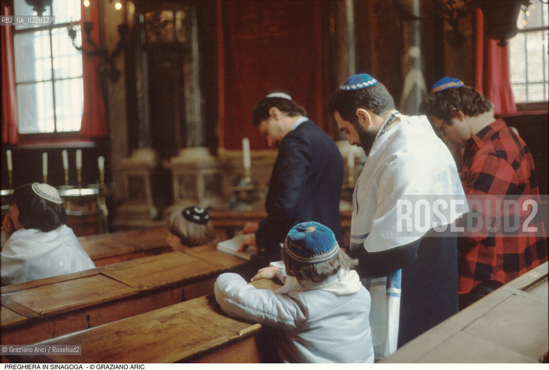 Caption: Nome:..SCUOLA GRANDE SPAGNOLA : FEDELI ASSISTONO ALLA CERIMONIA DEL BAR-MITZVAH (LENTRATA DEI TREDICENNI NELLETÀ ADULTA)..      ..Localizzazione:..VENEZIA / CANNAREGIO / GHETTO VECCHIO / SINAGOGA / SCUOLA GRANDE SPAGNOLA   ..VENICE / CANNAREGIO /  GHETTO VECCHIO / SYNAGOGUE / SCUOLA GRANDE SPAGNOLA    ..Soggetto:..FEDELI ASSISTONO A UNA CERIMONIA ..Cronologia:..SEC. XVI SECONDA METÀ / RIEDIFICATA NEL SEC. XVII PRIMA METÀ   ..XVIth CENTURY / REBUILT IN THE XVIIth CENTURY   ..Autore:..LONGHENA BALDASSARRE / MANIERA    ..LONGHENA BALDASSARRE / STYLE   ..Stile:..BAROCCO  ..BAROQUE   ..Editori Stampatori:......Committenza:......Materia e Tecnica:......Collocazione:......Note:......Riproduzione Fotografica:  ..Graziano Arici/Rosebud2 ....Copyright:..Graziano Arici/Rosebud2/....Data:..1994 ....Costo:..A....Key:..RITI..RITES
