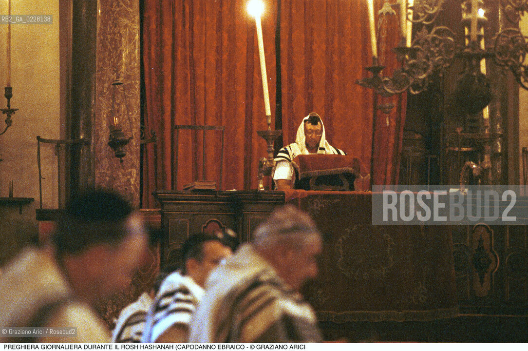 Caption: Nome:..SCUOLA GRANDE SPAGNOLA  : PREGHIERA DEL MATTINO DURANTE IL ROSH HASHANAH (CAPODANNO EBRAICO)..    ..Localizzazione:..VENEZIA / CANNAREGIO / GHETTO VECCHIO / SCUOLA GRANDE SPAGNOLA  ..VENICE /  CANNAREGIO / GHETTO VECCHIO / SCUOLA GRANDE SPAGNOLA    ..Soggetto:..SINAGOGA / PREGHIERA DEL MATTINO DURANTE IL ROSH HASHANAH (CAPODANNO EBRAICO) / TALLETH  TEFFILIN  ..SYNAGOGUE / MORNING PRAYER DURING THE ROSH HASHANAH / TALLIT   ..Cronologia:..  ....Autore:......Stile:......Editori Stampatori:......Committenza:......Materia e Tecnica:......Collocazione:......Note:......Riproduzione Fotografica:  ..Graziano Arici/Rosebud2 ....Copyright:..Graziano Arici/Rosebud2/....Data:..1994 ....Costo:..A....Key:..RITI..RITES