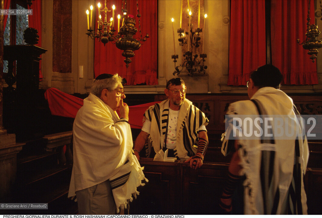 Caption: Nome:..SCUOLA GRANDE SPAGNOLA  : PREGHIERA DEL MATTINO DURANTE IL ROSH HASHANAH (CAPODANNO EBRAICO)..   ..Localizzazione:..VENEZIA / CANNAREGIO / GHETTO VECCHIO / SCUOLA GRANDE SPAGNOLA  ..VENICE /  CANNAREGIO / GHETTO VECCHIO / SCUOLA GRANDE SPAGNOLA    ..Soggetto:..SINAGOGA / PREGHIERA DEL MATTINO DURANTE IL ROSH HASHANAH (CAPODANNO EBRAICO) / TALLETH   ..SYNAGOGUE / MORNING PRAYER DURING THE ROSH HASHANAH / TALLIT   ..Cronologia:..  ....Autore:......Stile:......Editori Stampatori:......Committenza:......Materia e Tecnica:......Collocazione:......Note:......Riproduzione Fotografica:  ..Graziano Arici/Rosebud2 ....Copyright:..Graziano Arici/Rosebud2/....Data:..1994 ....Costo:..A....Key:..RITI..RITES