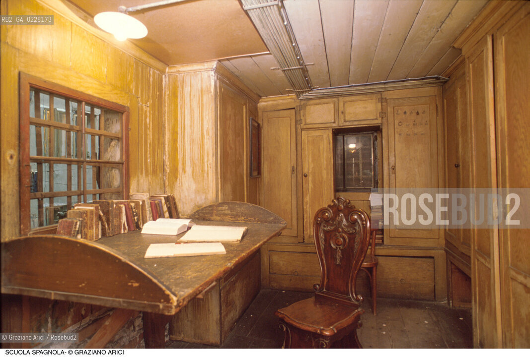 Caption: Nome:..SCUOLA GRANDE SPAGNOLA : STUDIOLO..     ..Localizzazione:..VENEZIA / CANNAREGIO / GHETTO VECCHIO / SINAGOGA / SCUOLA GRANDE SPAGNOLA   ..VENICE / CANNAREGIO /  GHETTO VECCHIO / SYNAGOGUE / SCUOLA GRANDE SPAGNOLA     ..Soggetto:..STUDIOLO  ..STUDY ROOM   ..Cronologia:..SEC. XVI SECONDA METÀ / RIEDIFICATA NEL SEC. XVII PRIMA METÀ   ..XVIth CENTURY / REBUILT IN THE XVIIth CENTURY   ..Autore:..LONGHENA BALDASSARRE / MANIERA    ..LONGHENA BALDASSARRE / STYLE   ..Stile:..BAROCCO  ..BAROQUE   ..Editori Stampatori:......Committenza:......Materia e Tecnica:......Collocazione:......Note:......Riproduzione Fotografica:  ..Graziano Arici/Rosebud2 ....Copyright:..Graziano Arici/Rosebud2/....Data:..1994 ....Costo:..A....Key:..CHIESA..CHURCH