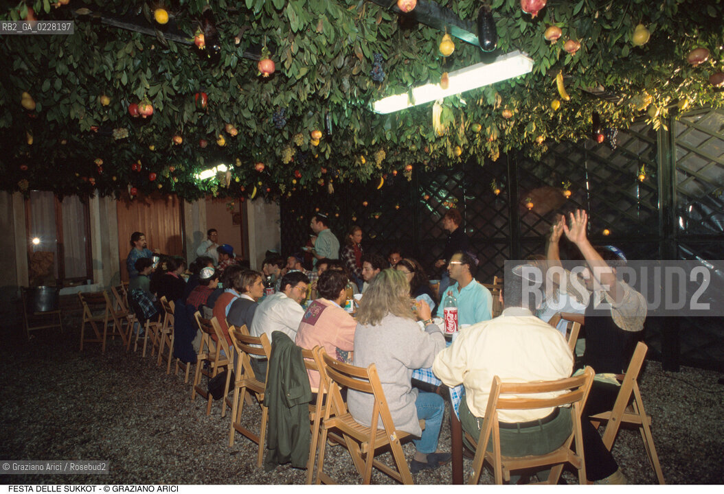 Caption: Nome:..GHETTO NUOVO : A TAVOLA DURANTE LA FESTA DI SUKKOTH (FESTA DELLE CAPANNE)..     ..Localizzazione:..VENEZIA /CANNAREGIO / GHETTO  ..VENICE /  CANNAREGIO / GHETTO     ..Soggetto:..FESTA DI SUKKOTH (FESTA DELLE CAPANNE) / A TAVOLA  ..FEAST OF SUKKOT (FESTIVAL OF HUTS) /  AT TABLE  ..Cronologia:..  ....Autore:......Stile:......Editori Stampatori:......Committenza:......Materia e Tecnica:......Collocazione:......Note:......Riproduzione Fotografica:  ..Graziano Arici/Rosebud2 ....Copyright:..Graziano Arici/Rosebud2/....Data:..1994 ....Costo:..A....Key:..RITI..RITES