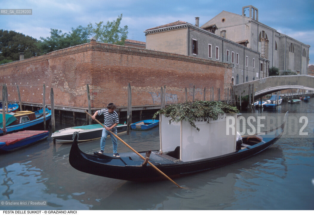 Caption: Nome:..FESTA DI SUKKOTH (FESTA DELLE CAPANNE) IN GONDOLA..      ..Localizzazione:..VENEZIA /CANNAREGIO / GHETTO  ..VENICE /  CANNAREGIO / GHETTO     ..Soggetto:..RELIGIONE EBRAICA / FESTA DI SUKKOTH (FESTA DELLE CAPANNE) / GONDOLA  ..JEWISH RELIGION / FEAST OF SUKKOT (FESTIVAL OF HUTS) /  GONDOLA  ..Cronologia:..  ....Autore:......Stile:......Editori Stampatori:......Committenza:......Materia e Tecnica:......Collocazione:......Note:......Riproduzione Fotografica:  ..Graziano Arici/Rosebud2 ....Copyright:..Graziano Arici/Rosebud2/....Data:..1994 ....Costo:..A....Key:..RITI..RITES